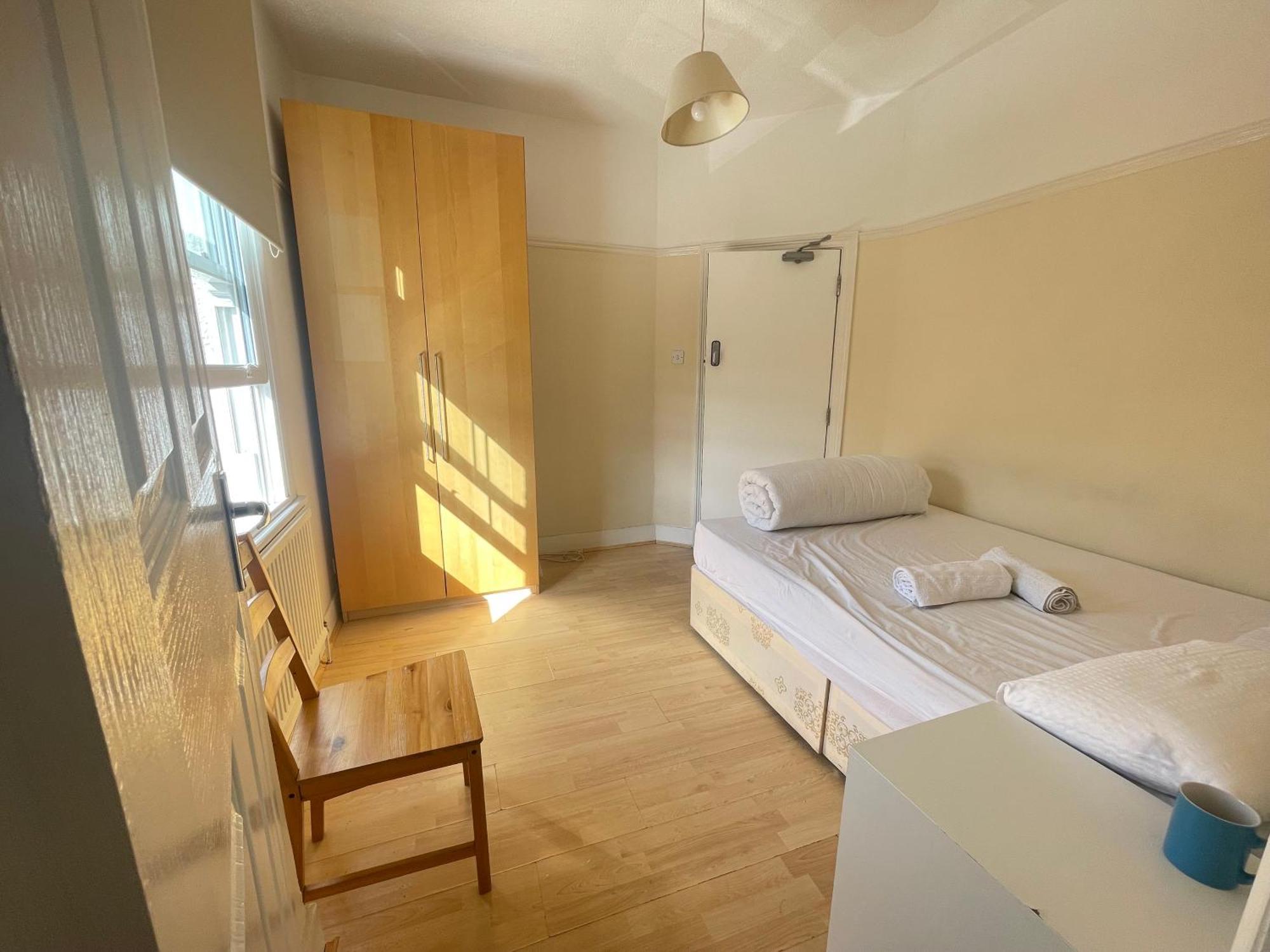 Room With Private Bathroom And Shared Kitchen London Exteriör bild