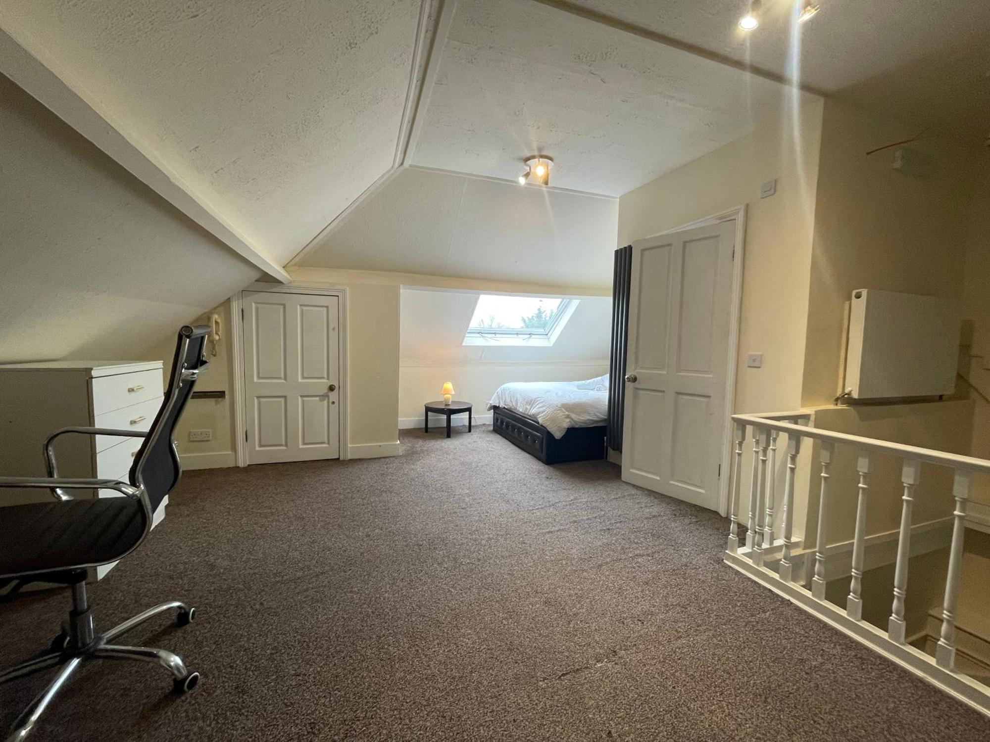 Room With Private Bathroom And Shared Kitchen London Exteriör bild