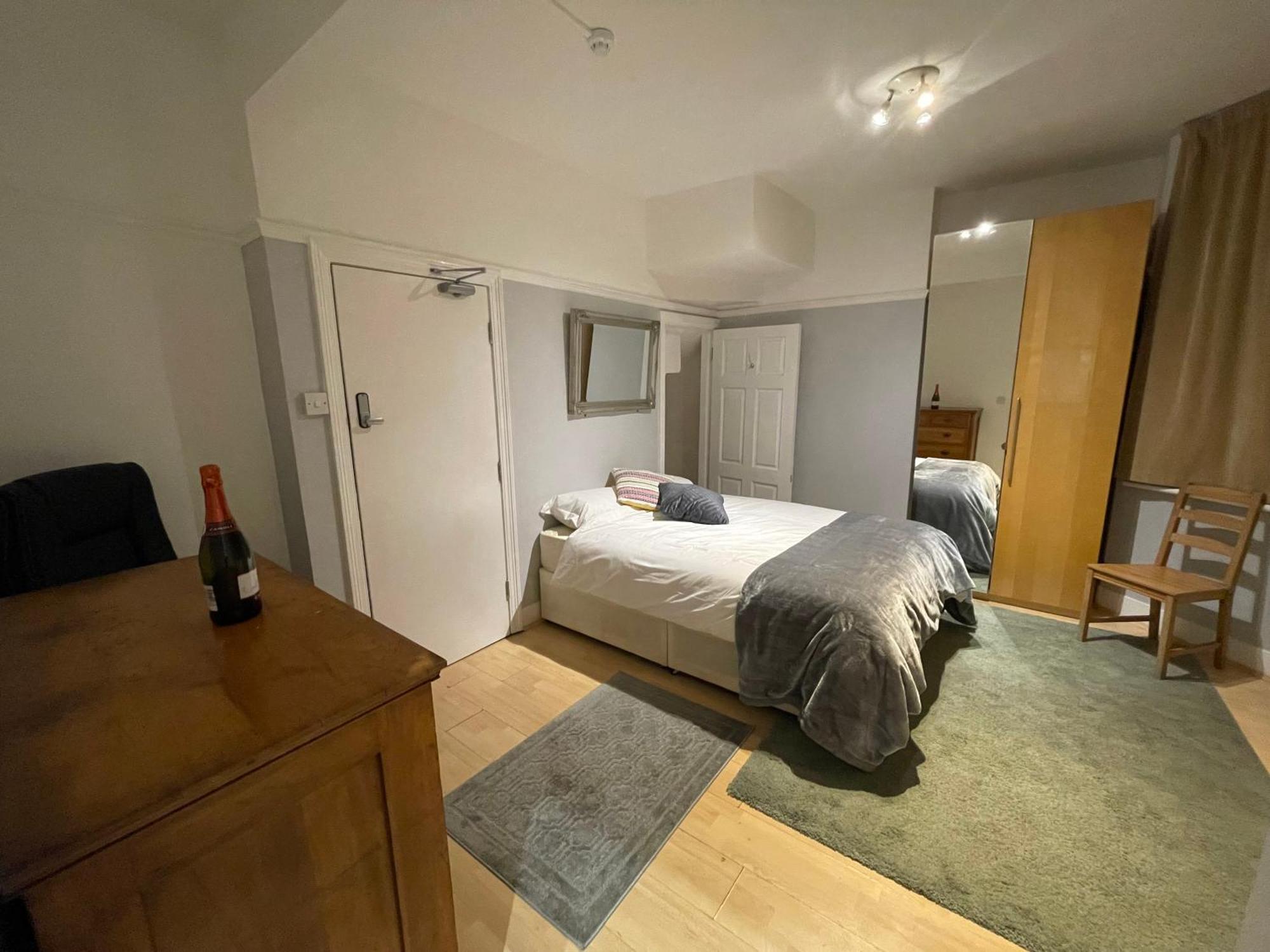 Room With Private Bathroom And Shared Kitchen London Exteriör bild